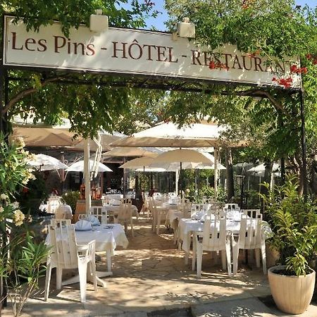 Les Pins Restaurant Et Chambre D'Hotes Sillans-la-Cascade Exterior foto