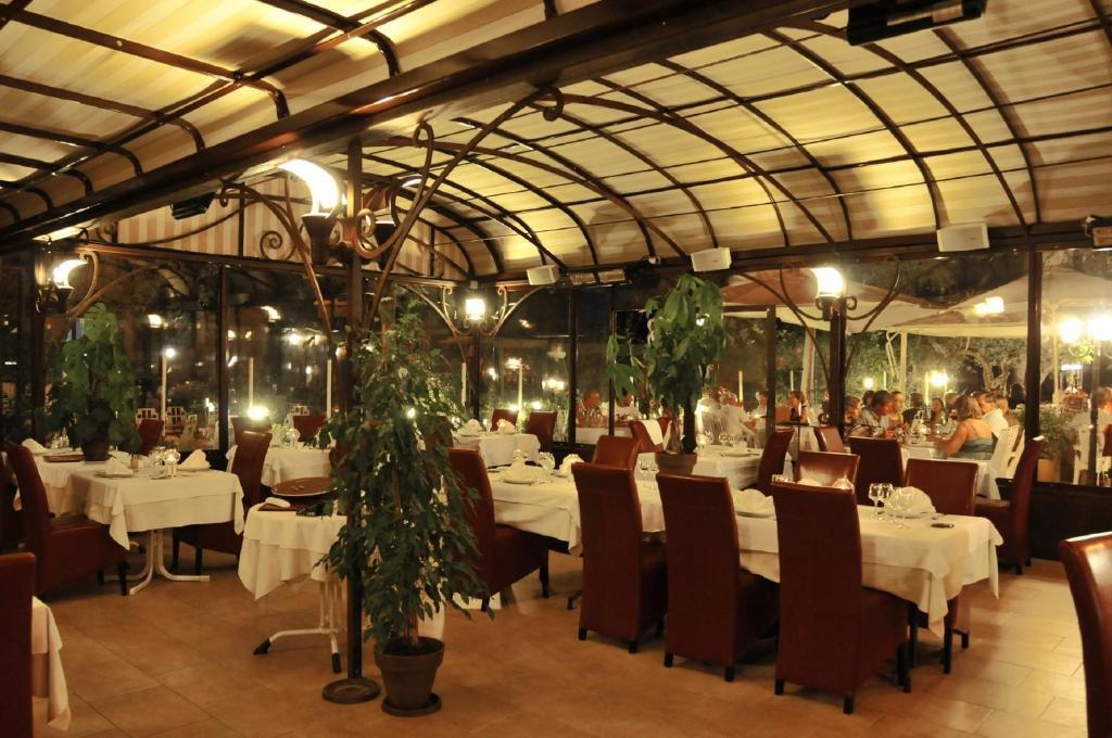 Les Pins Restaurant Et Chambre D'Hotes Sillans-la-Cascade Exterior foto