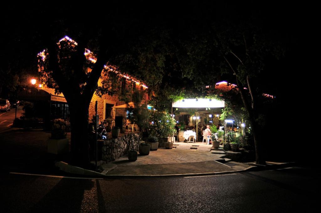 Les Pins Restaurant Et Chambre D'Hotes Sillans-la-Cascade Exterior foto