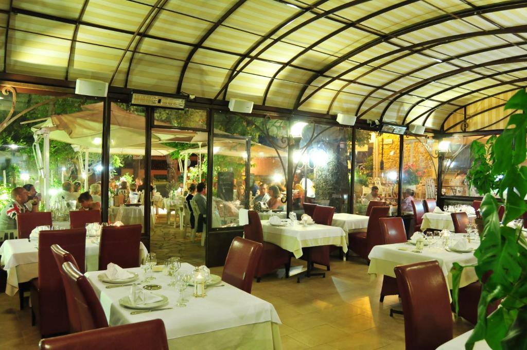 Les Pins Restaurant Et Chambre D'Hotes Sillans-la-Cascade Exterior foto