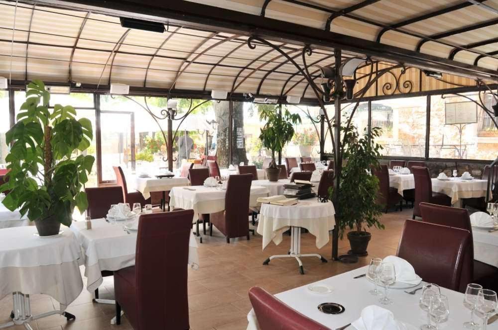 Les Pins Restaurant Et Chambre D'Hotes Sillans-la-Cascade Exterior foto