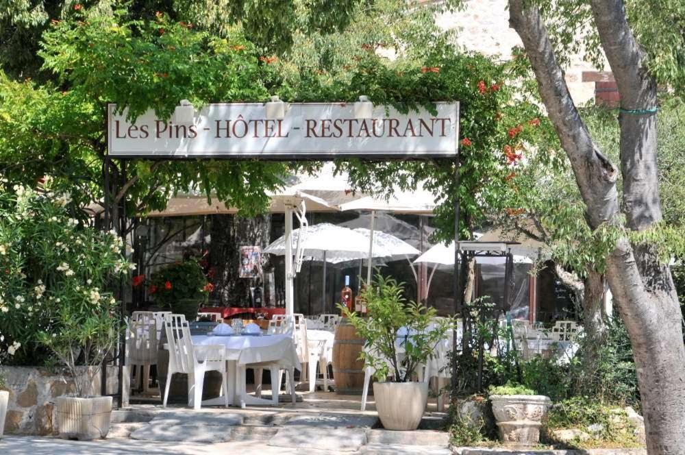Les Pins Restaurant Et Chambre D'Hotes Sillans-la-Cascade Exterior foto