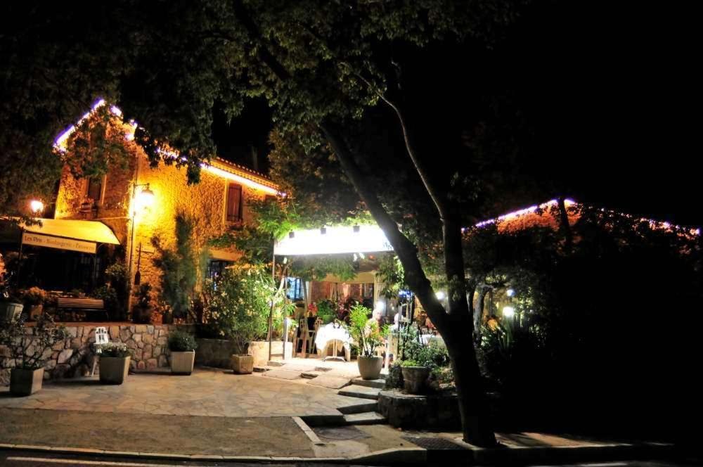 Les Pins Restaurant Et Chambre D'Hotes Sillans-la-Cascade Exterior foto
