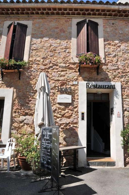 Les Pins Restaurant Et Chambre D'Hotes Sillans-la-Cascade Exterior foto