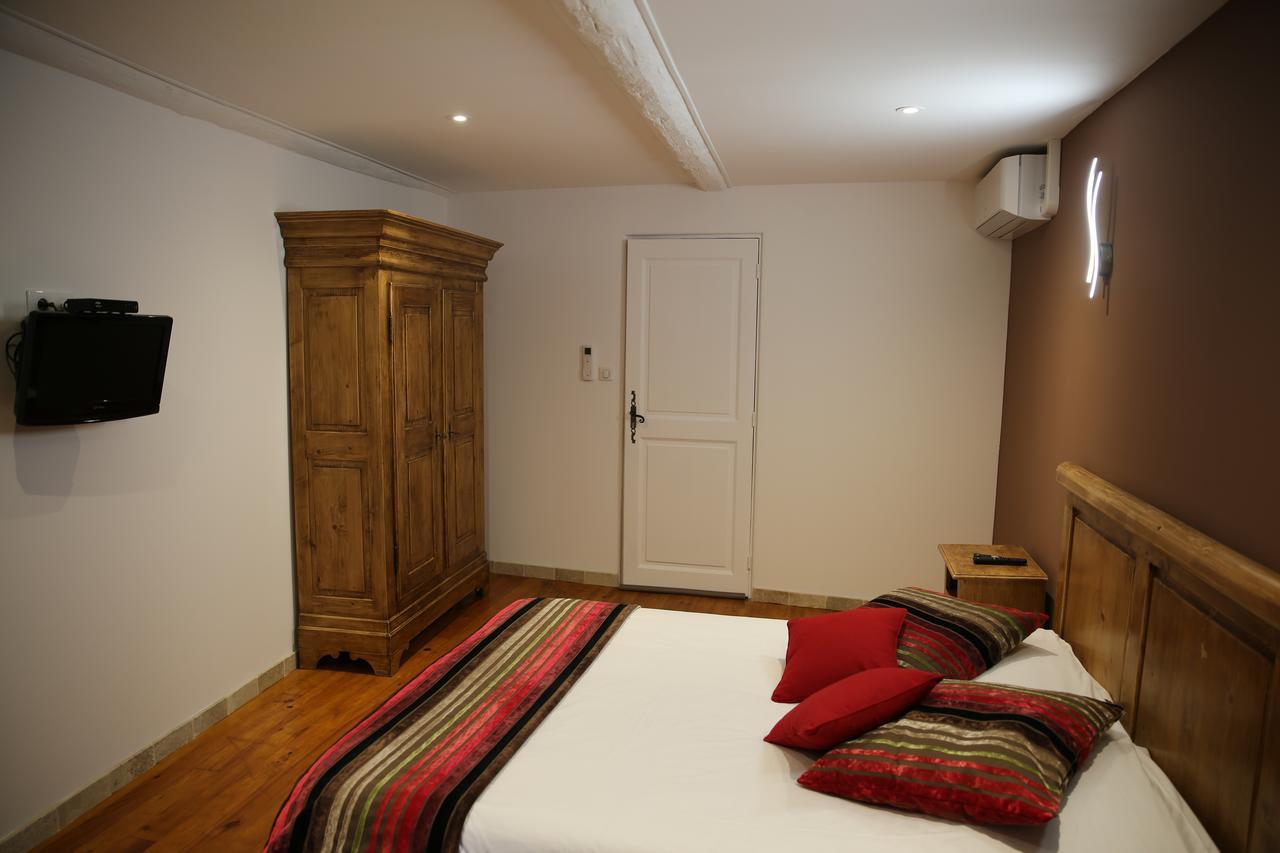 Les Pins Restaurant Et Chambre D'Hotes Sillans-la-Cascade Exterior foto
