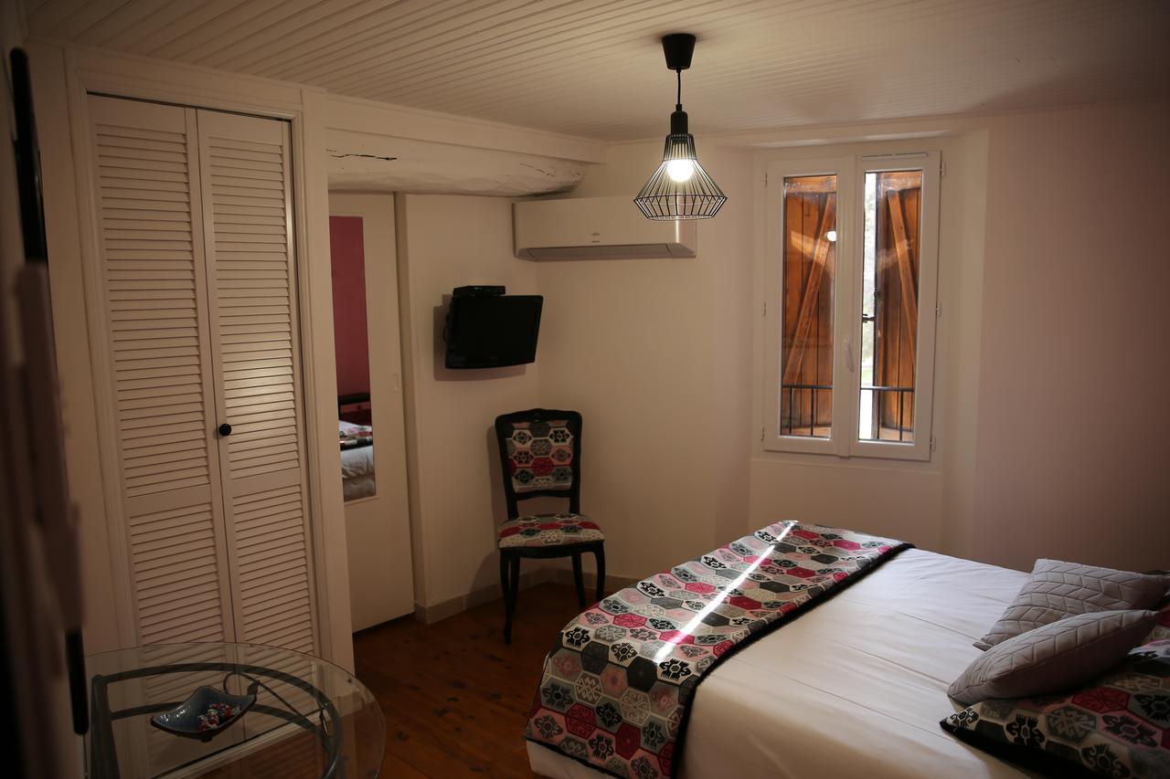 Les Pins Restaurant Et Chambre D'Hotes Sillans-la-Cascade Exterior foto